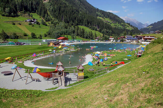 Der Badesee in See im Paznauntal in Tirol (Österreich)